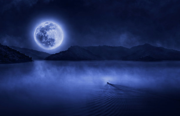 一船奔向满月上的水皮图片下载