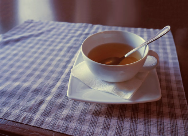桌上放着一杯茶图片下载