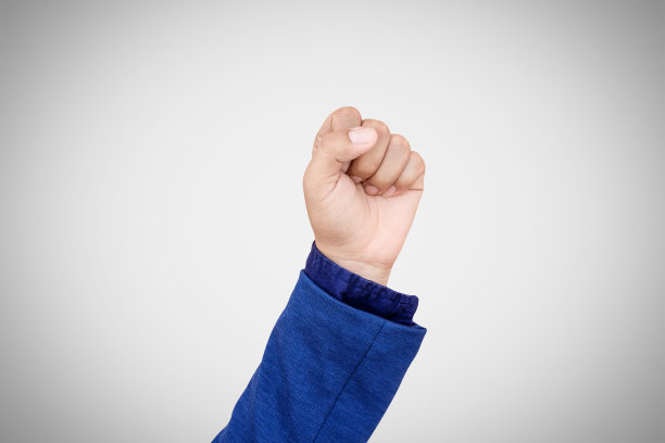 商人的拳头在白色的背景。图片下载