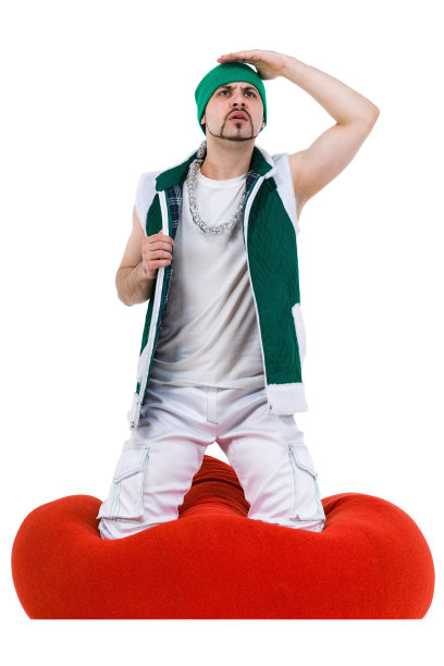 一个惊讶的男人穿得像个侏儒，坐在红色的袋子上图片下载