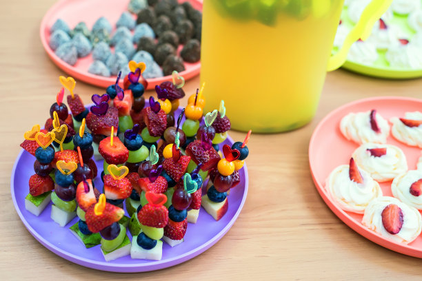 鲜果串在烤肉串上图片下载