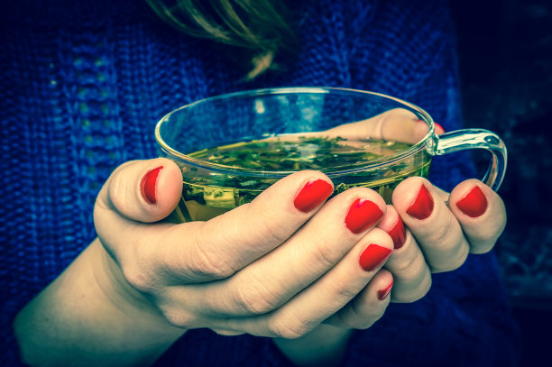 手里拿着一杯热茶的女人图片下载