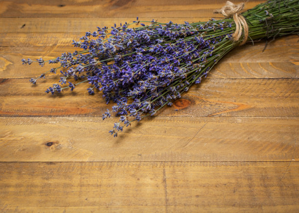 旧木桌上放着一束薰衣草图片下载