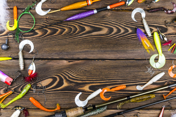 钓竿、钓具、鱼饵、卷轴，以木板为背景图片下载