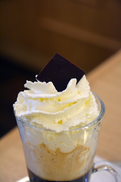 美味的热维也纳咖啡在玻璃杯与生奶油图片下载