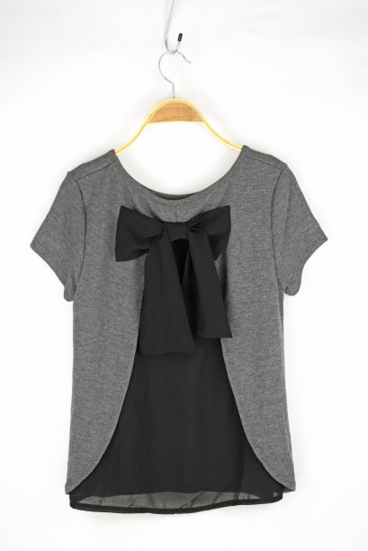 灰色和黑色带蝴蝶结的衬衫图片下载