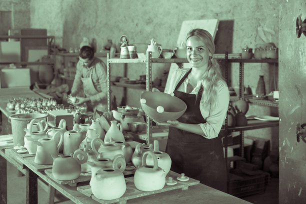 愉快的女工匠在作坊里制作陶瓷图片下载