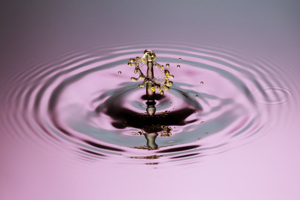 黄色滴蘑菇近水面涟漪粉蓝灰图片下载