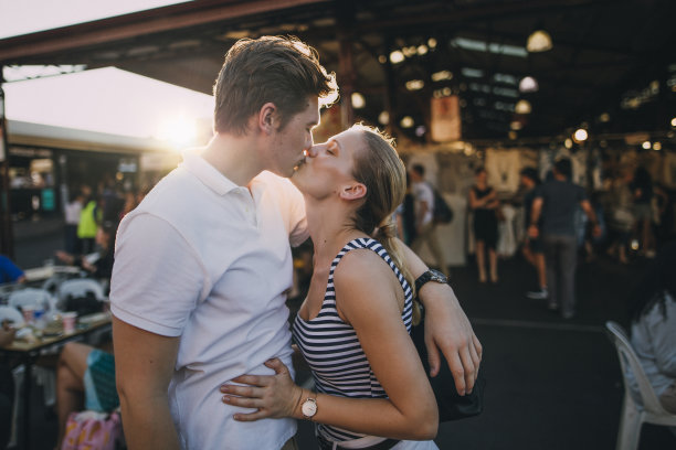 情侣在公共市场接吻素材图片