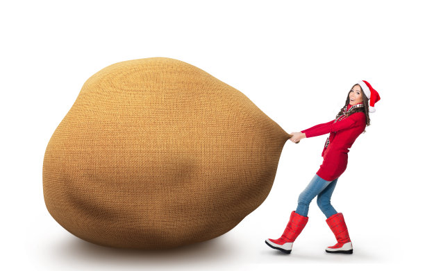 女人拖着一个大圣诞老人的包孤立在白色图片下载