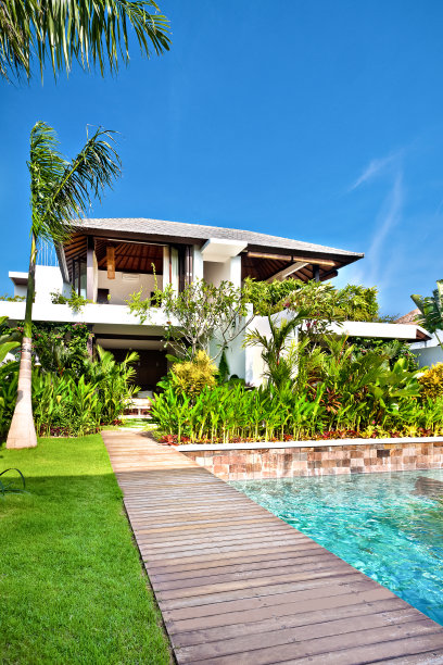 带有草坪和游泳池的中性装饰的房子图片下载