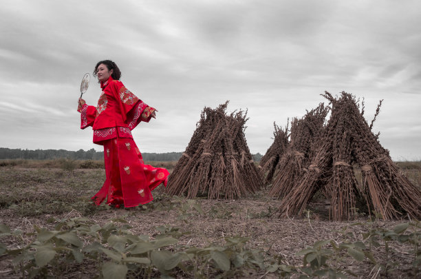 穿着中国传统服装的妇女图片下载