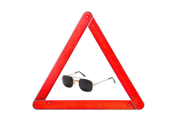 在明亮的背景上，针孔玻璃在警示三角形中图片下载