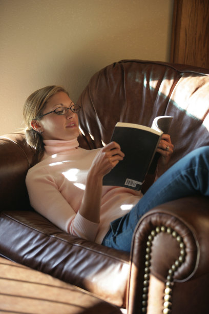 在阳光下阅读图片下载