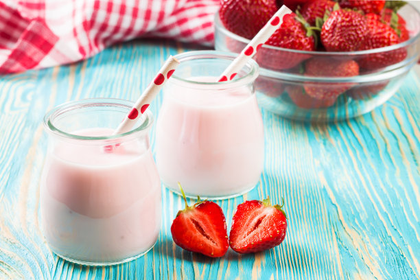 玻璃罐里的草莓奶昔图片下载