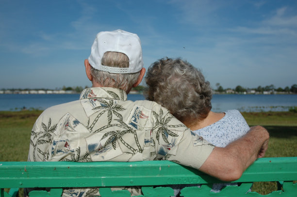 老夫妇在享受湖景图片下载
