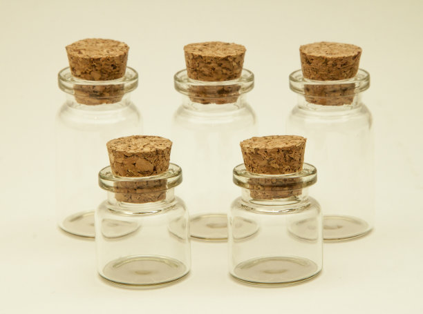 五个有瓶塞的玻璃瓶图片下载