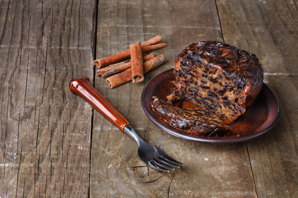 深色的水果蛋糕盖着深色的木质背景图片下载