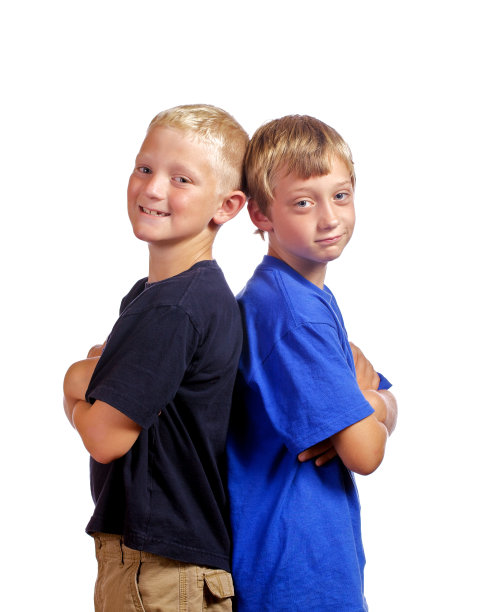 互相背靠背站着的朋友。图片下载