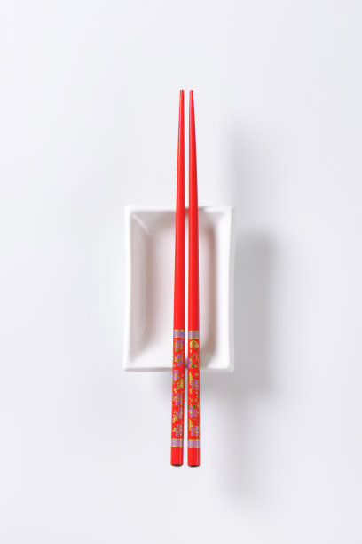 红筷子放在酱油盘上图片下载