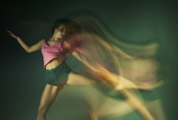 现代嘻哈女舞者，动作模糊图片下载
