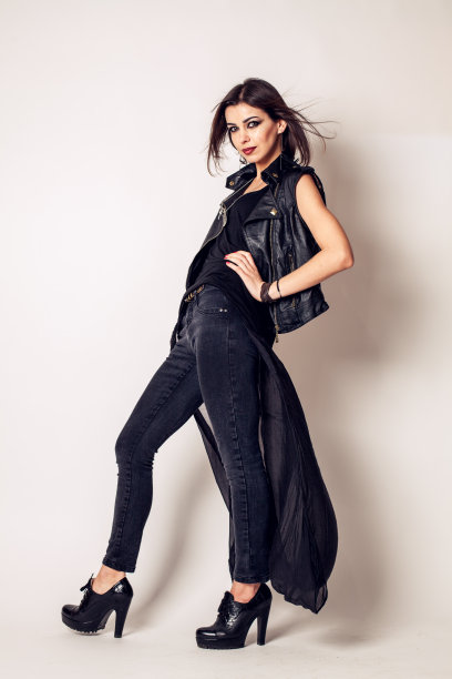 摇滚风格美丽的年轻女子。模型图片下载