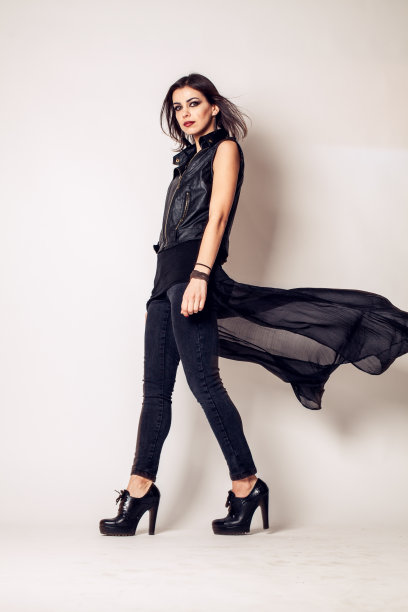 摇滚风格美丽的年轻女子。模型图片下载