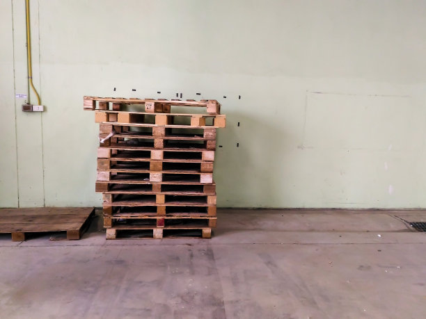 工厂里旧木托盘图片下载