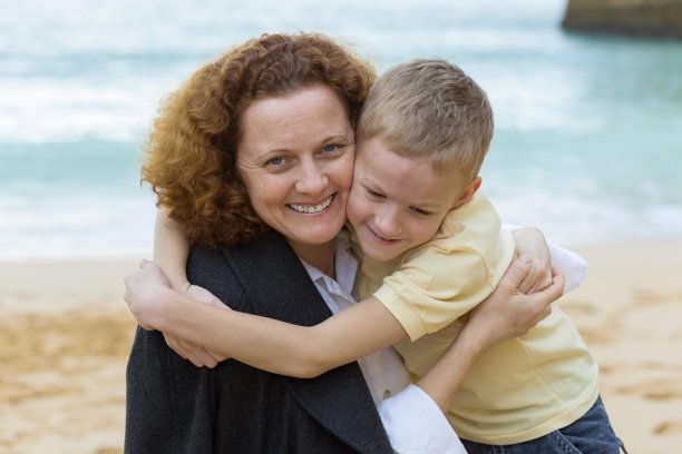 母子拥抱图片下载