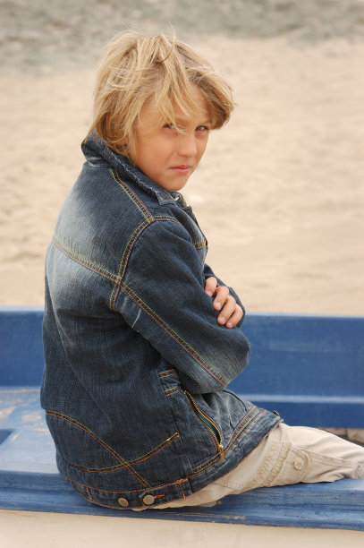 伤心的男孩图片下载