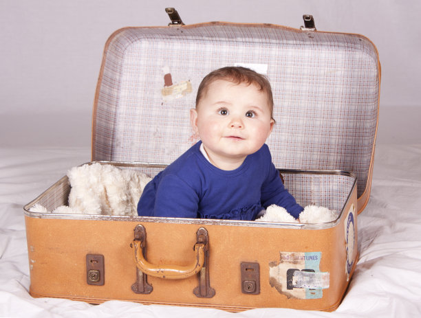 行李箱中的女婴图片下载