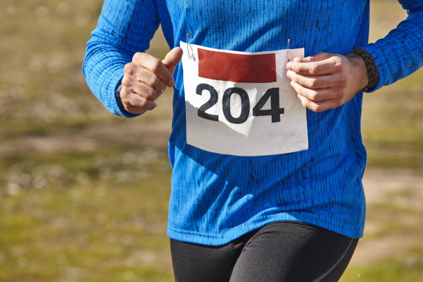 越野赛跑中的男运动员。户外电路。图片下载