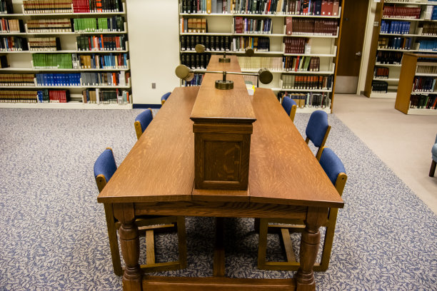 大学图书馆的桌子图片下载
