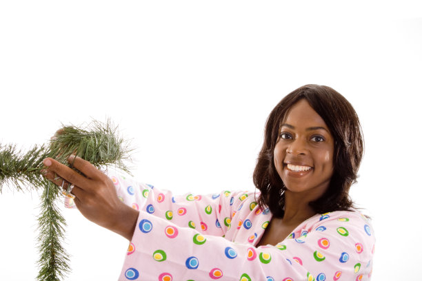 用圣诞花环装饰的非裔美国妇女，孤立的白色背景图片下载