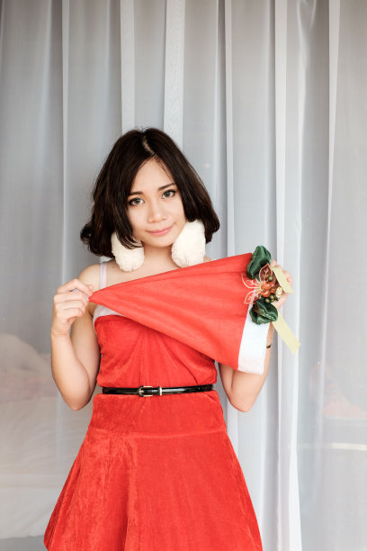 肖像快乐美丽的女孩穿着圣诞老人的衣服图片下载