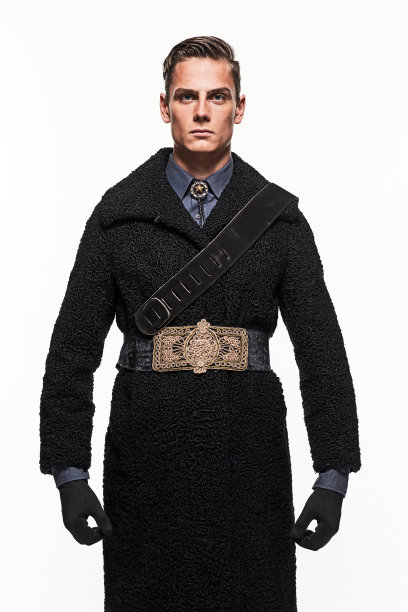 俄罗斯风格的军装时尚男子的白色背景。图片下载