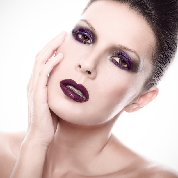 深色哥特式妆容的美女图片下载