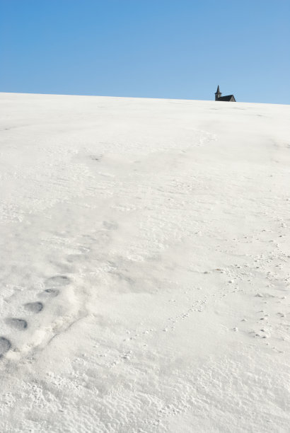 雪地上的教堂图片下载