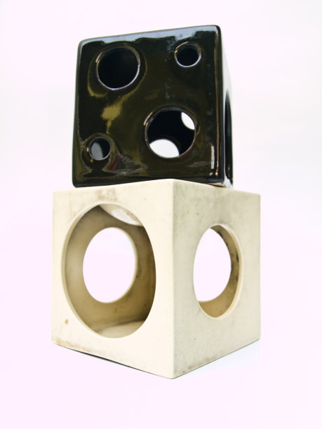 一对使用白色和黑色的立方体陶瓷芳香燃烧器图片下载