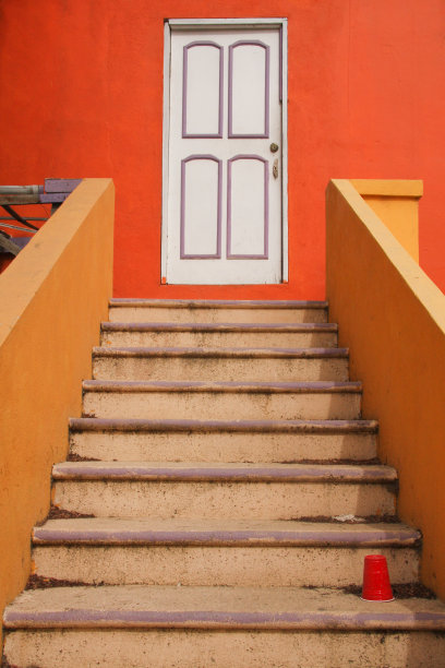 白色的门和红色的杯子图片下载