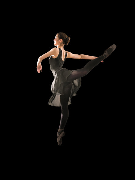 年轻女子在工作室进行锻炼图片下载