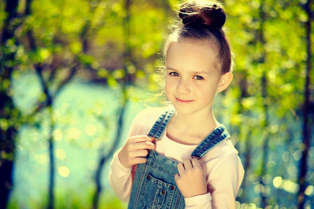 年轻的女孩图片下载