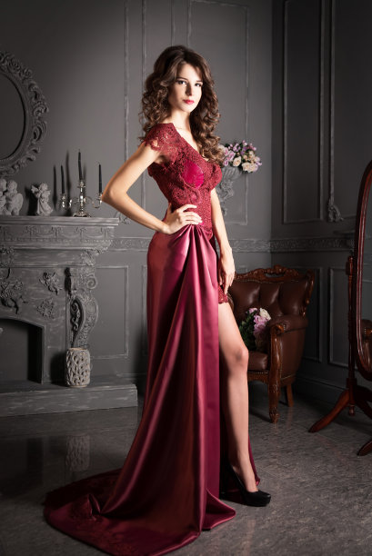 穿着深红色蕾丝长裙的迷人女子。奢侈品图片下载