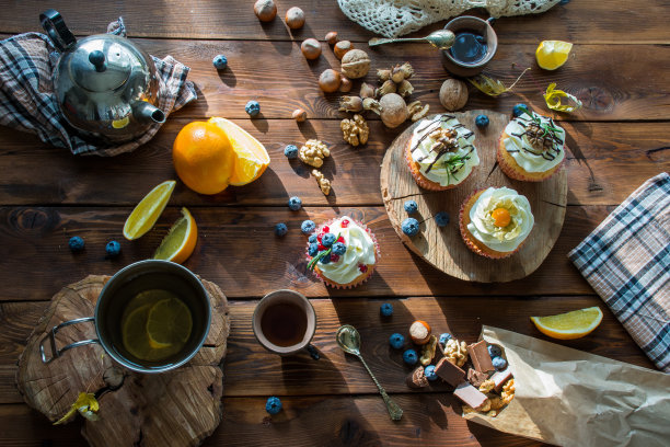 放纸杯蛋糕的木桌图片下载