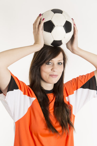 踢足球的小女孩图片下载