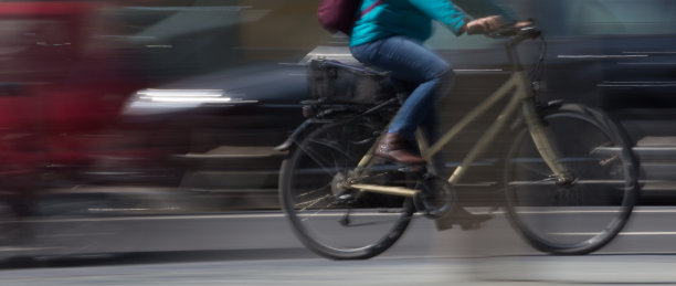 骑自行车的人在马路上活动图片下载