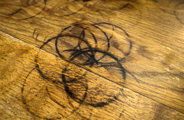 木头上的杯子戒指图片下载