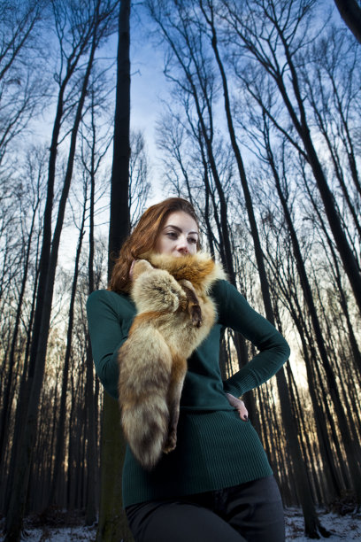 森林中的女孩图片下载