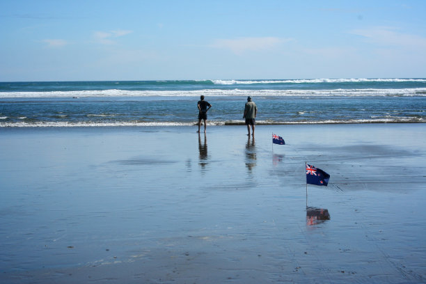 海滩上的父亲和儿子图片下载