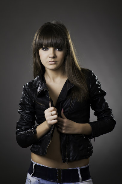穿着皮夹克的性感年轻女人图片下载
